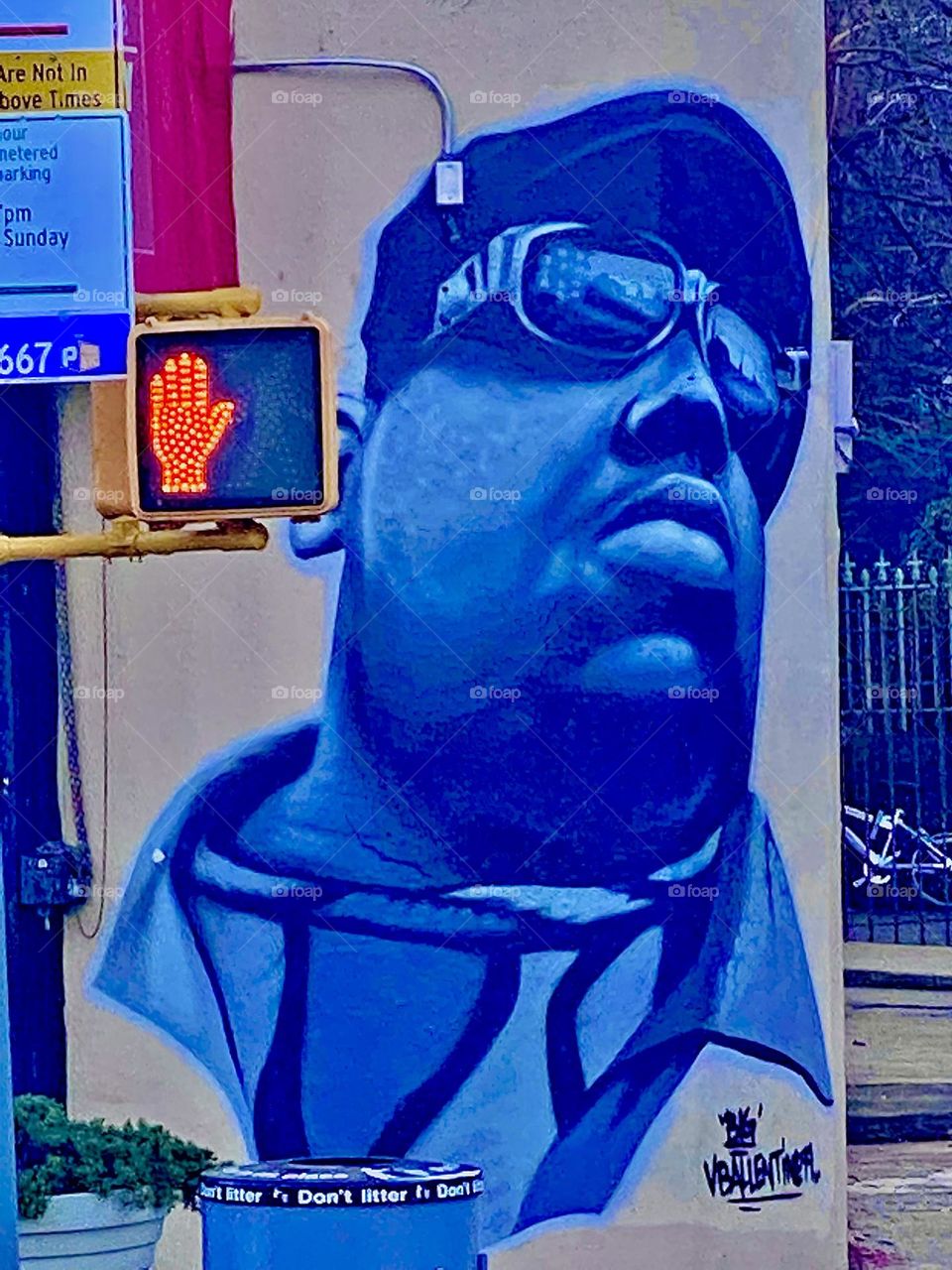 A mural art portrait of the „Notorious BIG Christopher Wallace“ at the corner of Fulton St Bklyn and the street recently named after him, formerly St James Pl. Now it says „Notorious BIG Christopher Wallace Way“ underneath. 2021. Hypnotic Productions