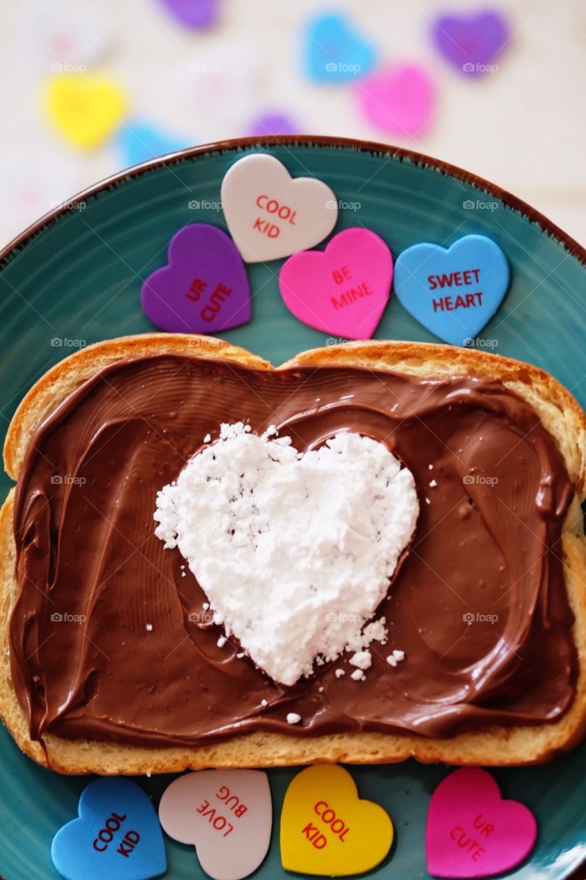 Sugar Heart On Nutella Sandwich, Sweet Treat, Conversation Hearts With Messages, Nutella Dessert, Delicious Desserts, Powdered Sugar And Nutella 
