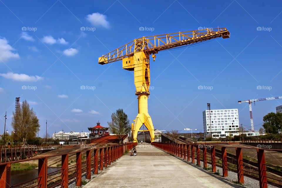 Yellow crane at Nantes