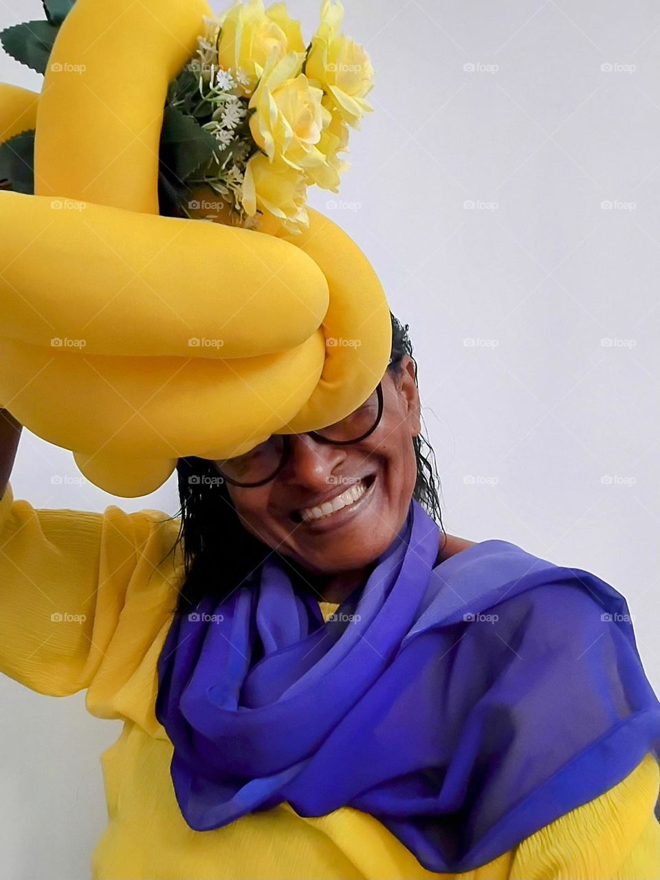 O amarelo e o roxo combinam muito bem, pois são cores complementares no círculo cromático. Essa combinação é vibrante e energética, e pode ser usada para criar ambientes  com efeito visual intenso   e  looks ousados, alegres e vibrantes