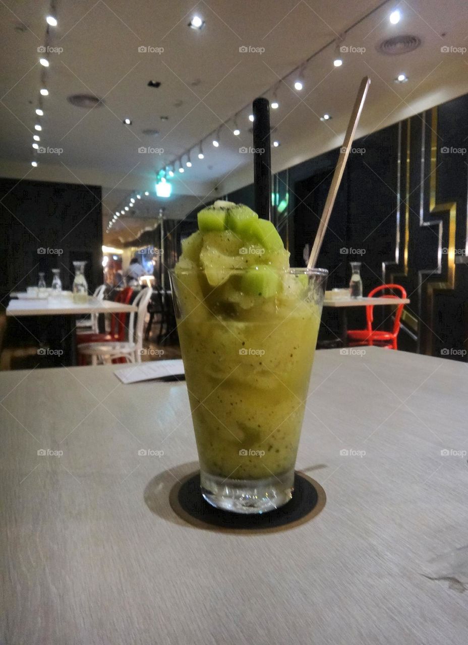 Beverage with added green kiwifruit