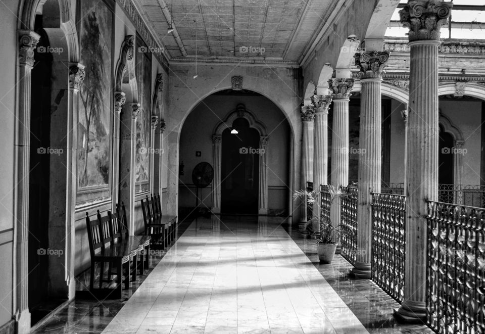 Interior del Palacio Alvarado al blanco y negro