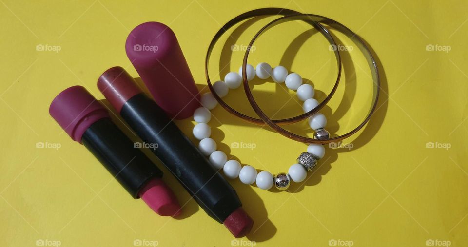 A lipstick, lipstick, pencil or lipstick, or simply lipstick, also known as carmine, lípstic (from the English lipstick) or rouge (from the French rouge à lèvres), is a cosmetic product that contains pigments, oils , waxes and emollients that give co