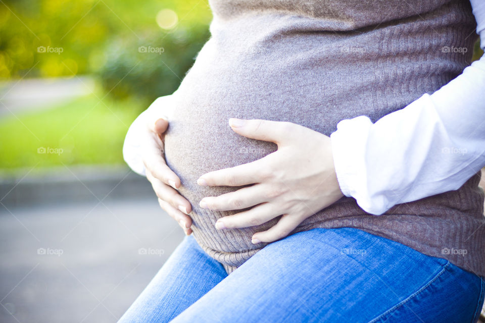 Pregnant women holding her balley
