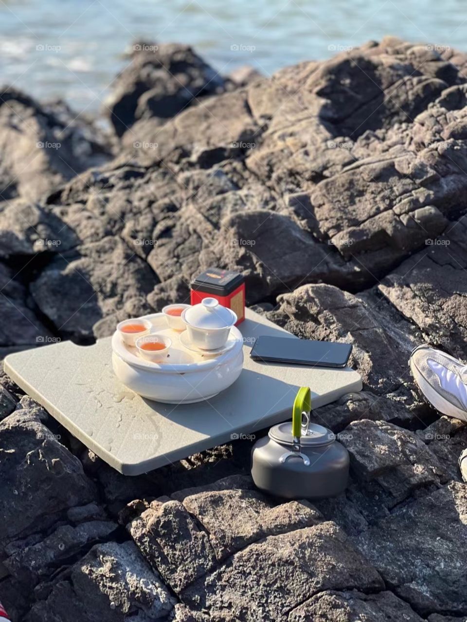 set tea sets and drink tea on the beach