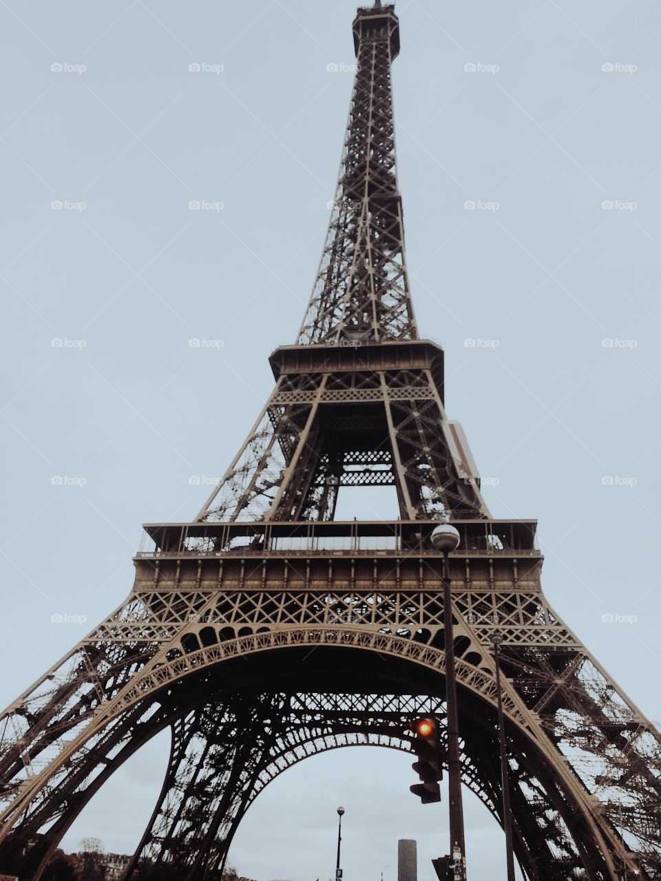 La magnífica Torre Eiffel, en semáforo rojo