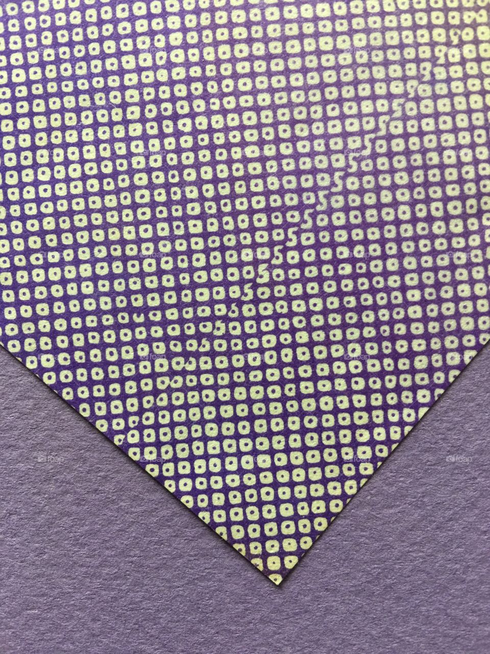 Graphic dots in purple 2