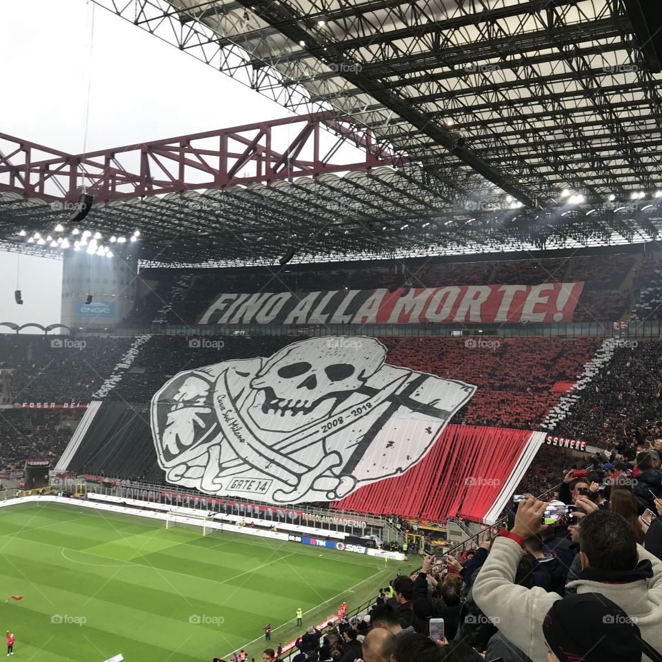 Das ist die beeindruckende Choreo der AC Milan Fans vor dem Derby gegen Inter Milan im April 2018. 'Fino alla morte' bedeutet übersetzt: Bis zum Tod. Damit drücken sie ihre Verbundenheit zum Verein aus.