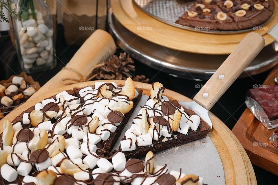 Chocolate brownie with marshmallows and crackers