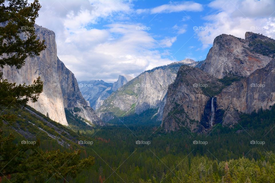 The famous tunnel view of Yosemite valley 