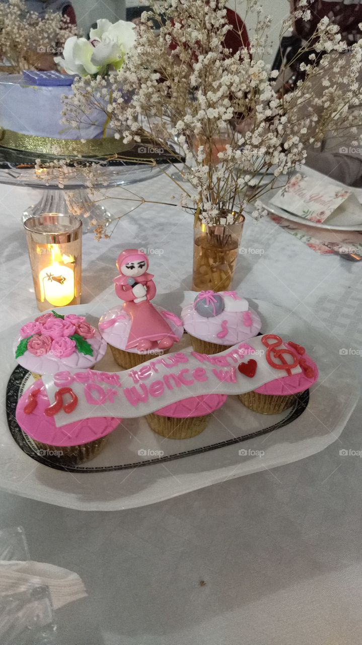 cake with pinky glazure