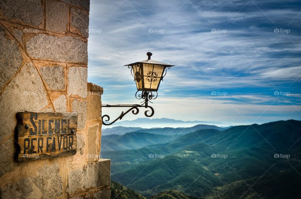 Silence. Explorando Catalunya encontramos estas vistas en santa maria de montgrony