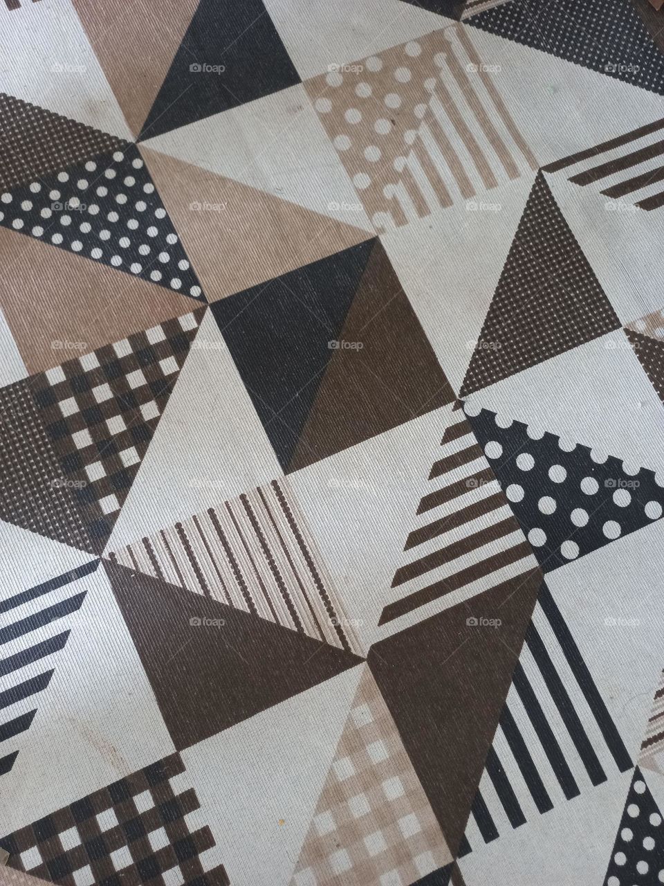 Tapete trabalhado com formas triangulares.  Pirâmides  triangulares, são figuras tridimensionais, em que todas as suas faces são  triângulos.   E, são  caracterizadas por  terem uma base triangular, e três faces triangulares laterais