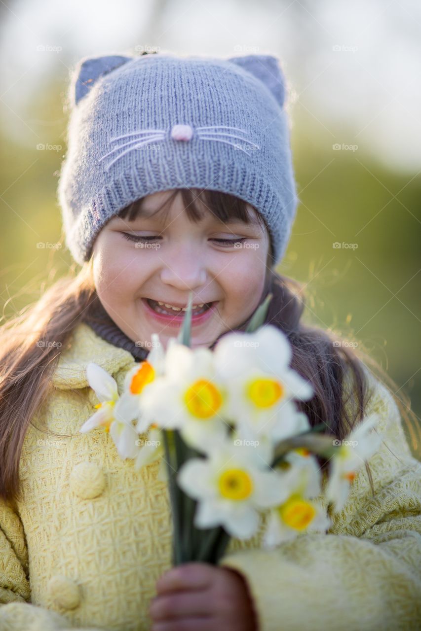 Cute little girl portrait with narcissus 