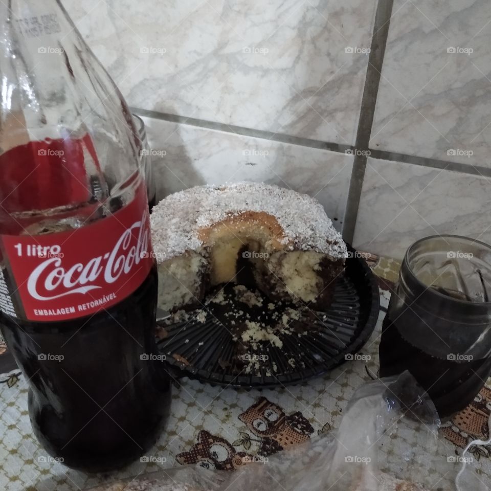 bolo e coca-cola