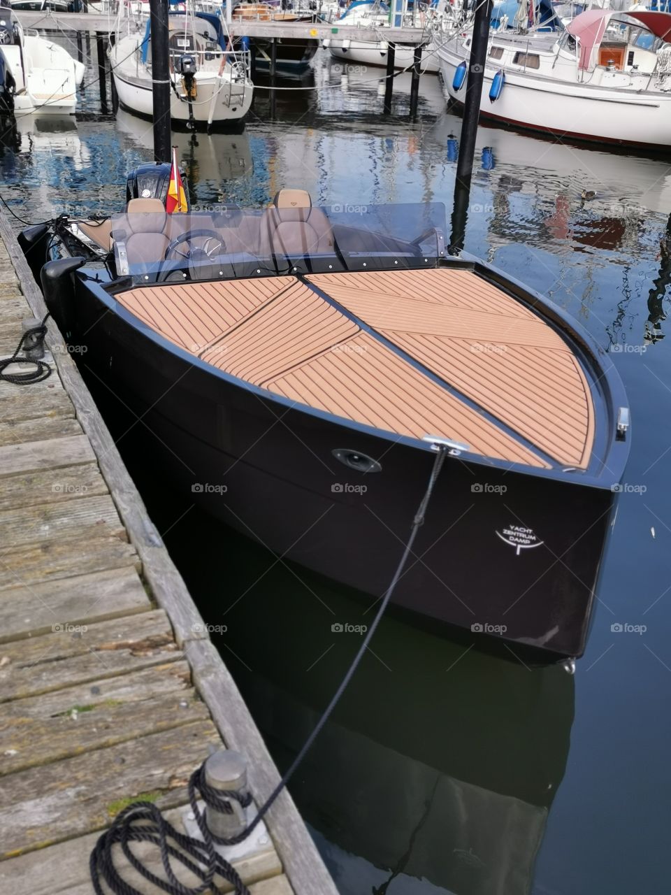 Sportboot im Yachthafen