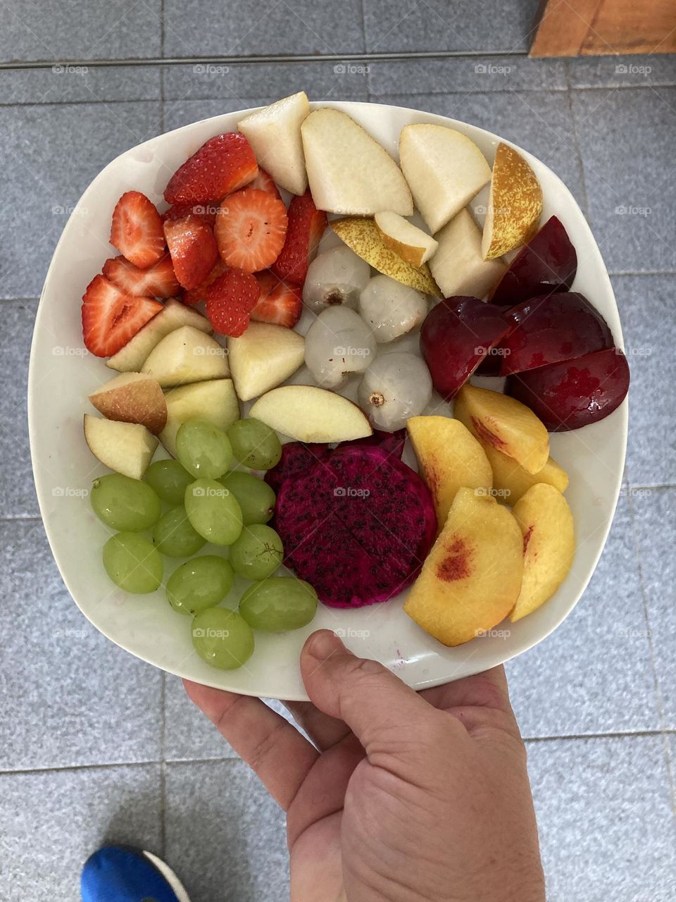 🇺🇸 A delicious Fruit Salad for today: strawberry , pear, plum, peach, pitaya, grape, apple and lychee.  All with love! / 🇧🇷 Uma deliciosa Salada de Frutas para hoje: morango, pêra, ameixa, pêssego, pitaya, uva, maçã e lichia. Tudo com amor!