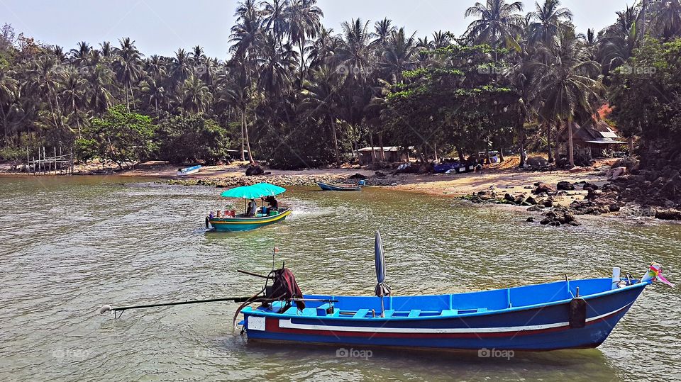 Bay with boats to Ko Pitak