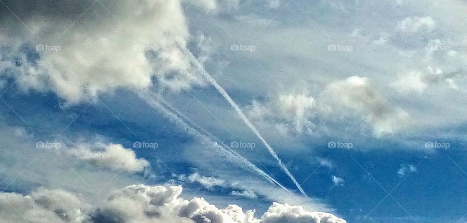 contrails formation in cloudy sky