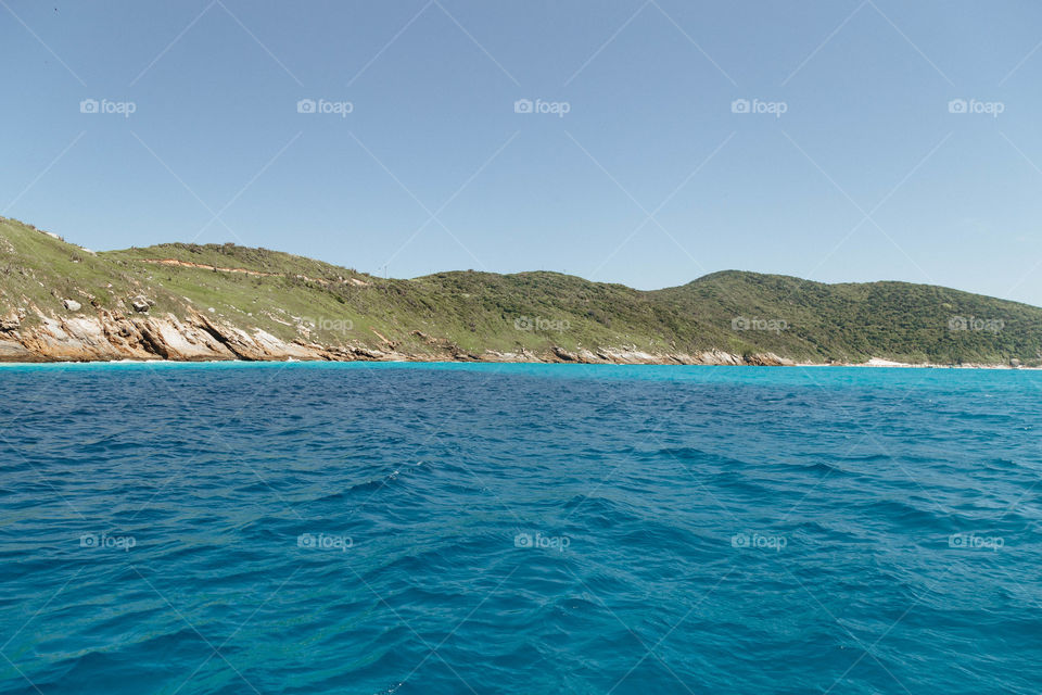 Praia com paisagem linda e fantástica no Brasil, na região do Lagos no Rio de Janeiro, em Arraial do Cabo. Uma ilha incrível de conhecer!