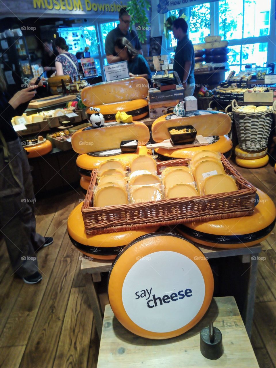 mercado interior en Ámsterdam con ofertas de diversos tipos de quesos