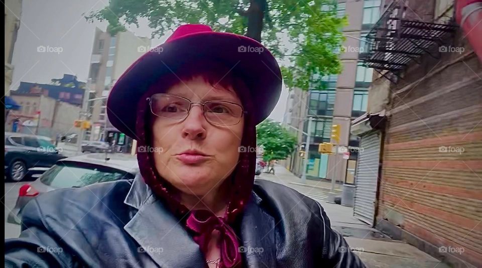 „Strike a pose, there‘s nothing to it and so I do my little thing on the catwalk … vogue !!!“ Couldn’t have said it better myself. Oh wait, I just did … say it. We are on „Waverly St“ in „Clinton Hill“, Bklyn. 2023. Hypnotic Productions