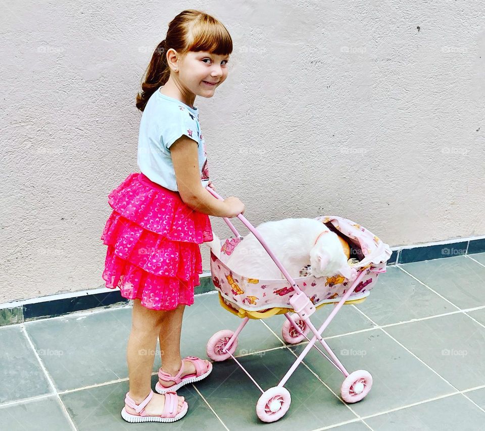 Alguém trocou o passeio com a boneca por um passeio com a… gatinha!

E não é que a bichinha gostou?