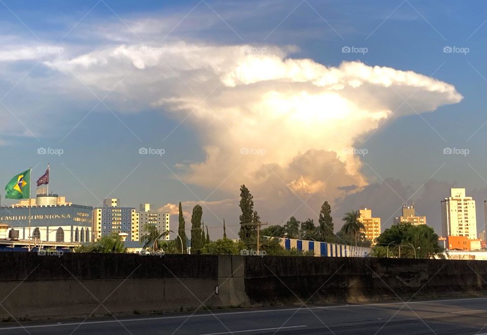 Nuvens iluminadas pelo sio! Que formação impressionante ’ viva a natureza e a sua beleza. 