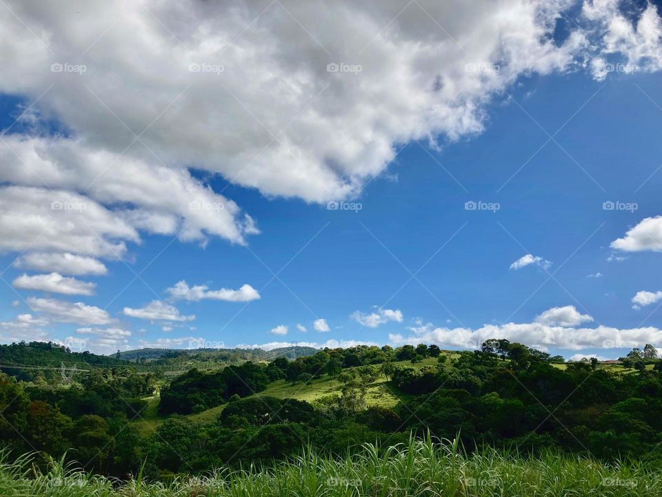 LOUVEIRA CITY, BRAZIL - O azul e o verde sempre me motivam. A inspiração das bonitas paisagens da natureza faz muito bem para o ânimo. Aqui: Louveira-SP