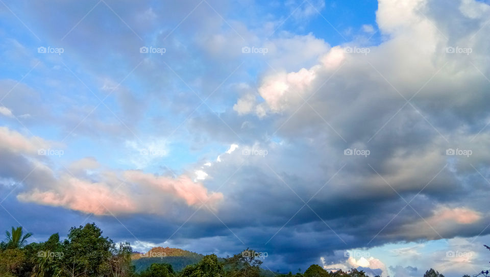 the beautiful natural scenery in the evening, the clouds and the blue sky are very enchanting