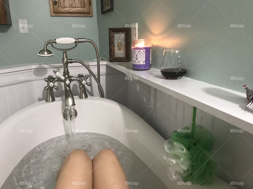 Relax and wash your day and dirt away in this vintage tub with a glass of red wine and a lavender scented candle.