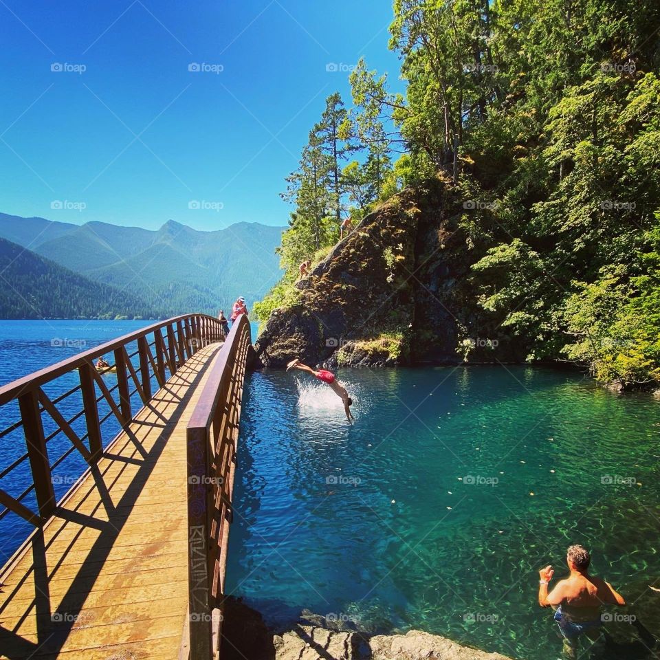 Diving into fresh glacier run-off in a lake