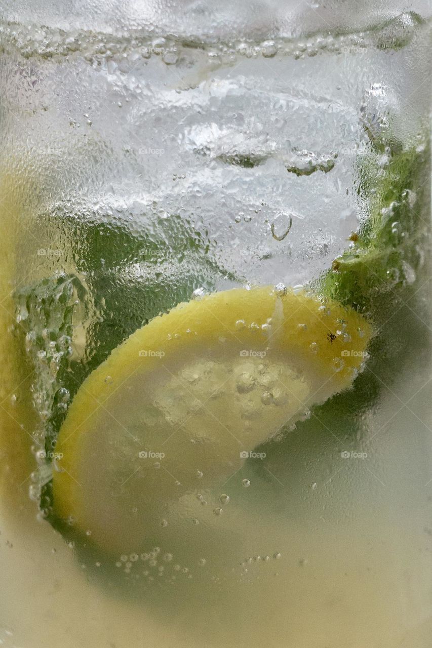 Lemon slice in cocktail 