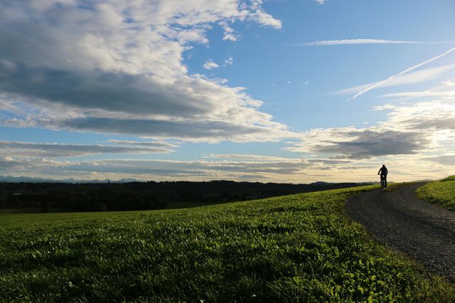 Thurgau Abendhimmel mit Velofahrer