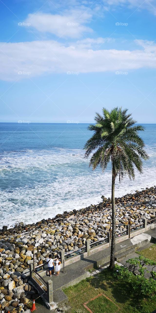 just a perfect place to relax.
happy to capture the moment with a pair walking