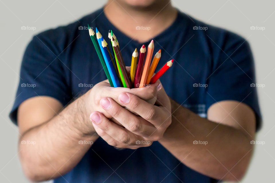Holding crayons with the hand