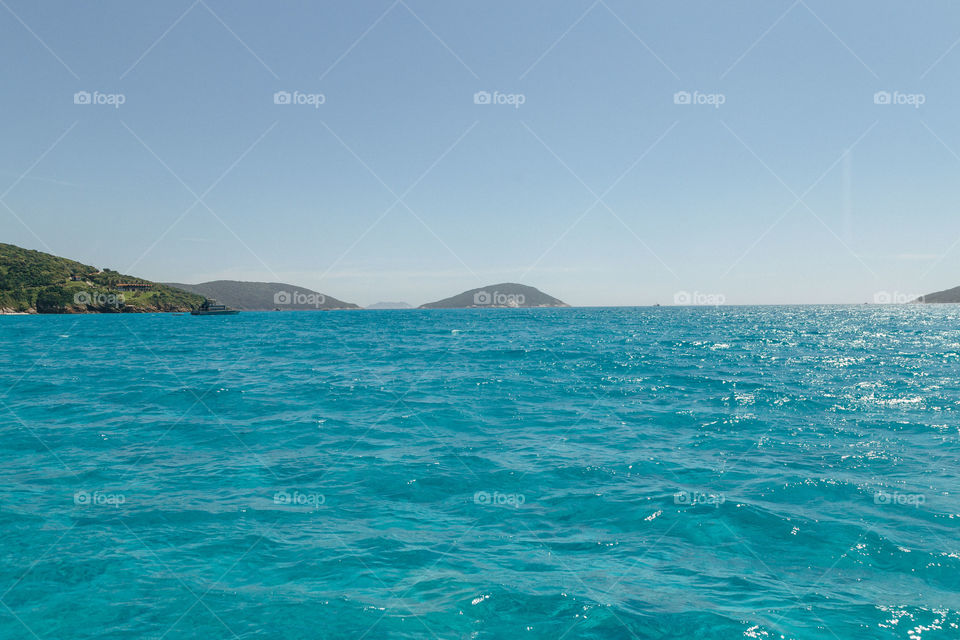 Praia com paisagem linda e fantástica no Brasil, na região do Lagos no Rio de Janeiro, em Arraial do Cabo. Uma ilha incrível de conhecer!