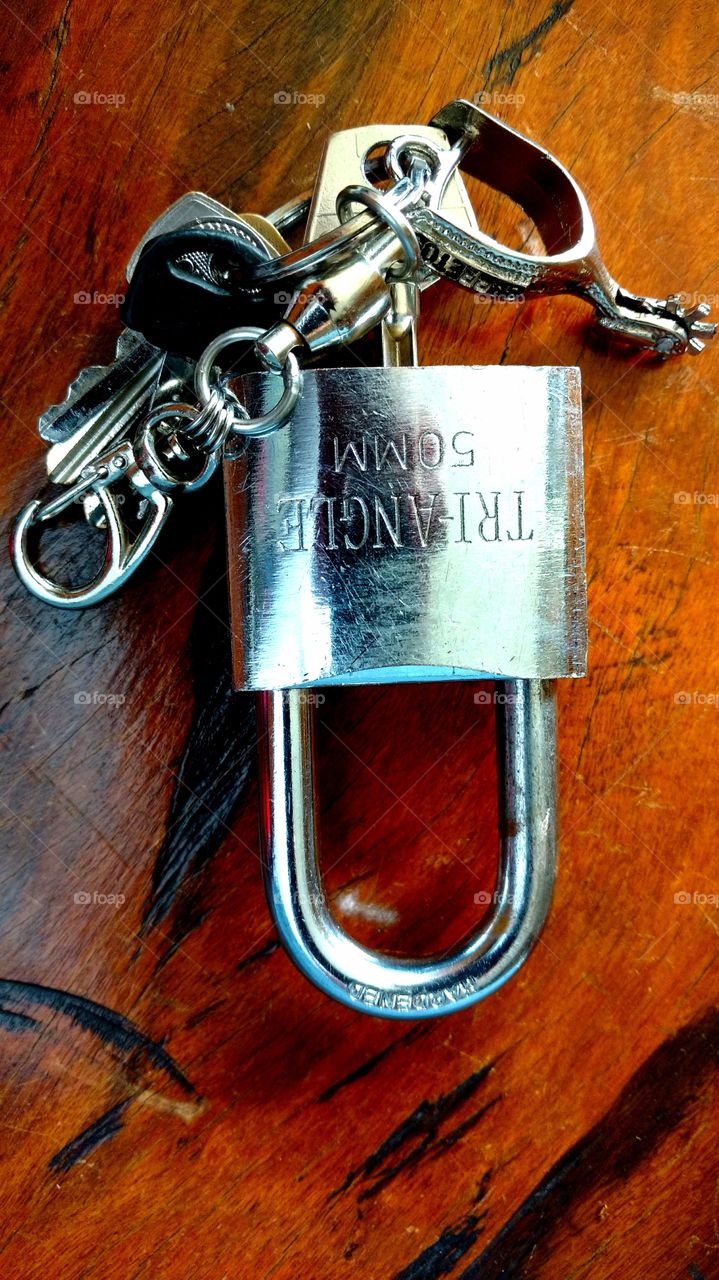 Cadeado inox. Chaveiro, chaves.