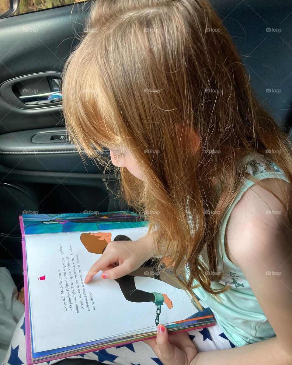 🇺🇸 The joy of learning letters!
I love helping Estela to read… and she loves reading / 🇧🇷 A alegria de aprender as letras!
Amo ajudar a Estela a ler… e ela adora a leitura 📖.