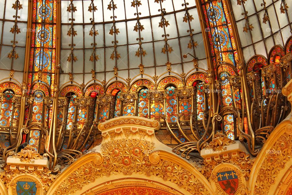 An amazing desing of the roof and columns of a shopping center in Paris.