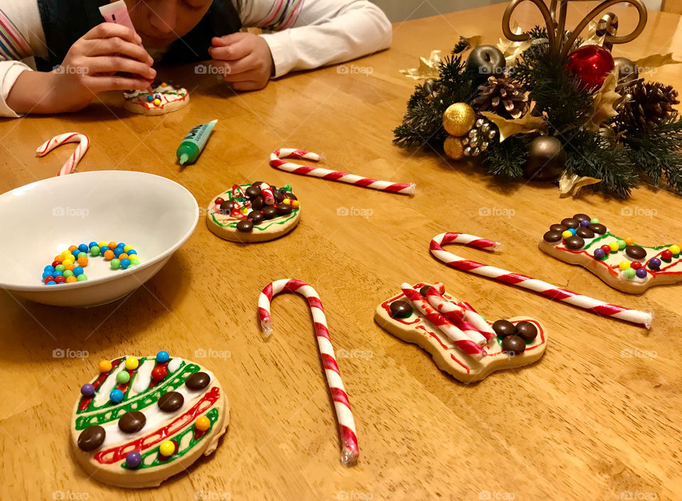 Decorating Christmas cookies