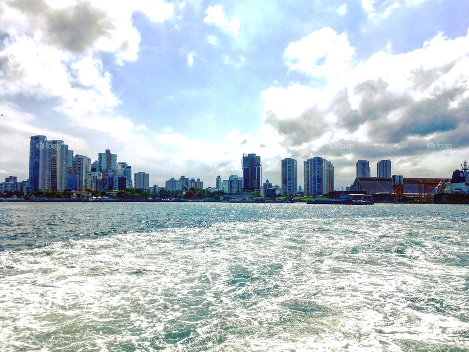 The waves of the sea approaching Santos, on the Brazilian coast. Look how beautiful! / As ondas do mar se aproximando de Santos, no litoral brasileiro. Olhe só que beleza!