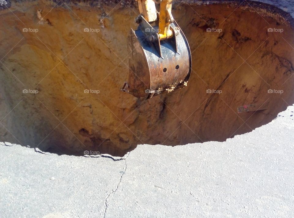 the failure of the road and the bucket of the excavator провал дороги и ковш экскаватора