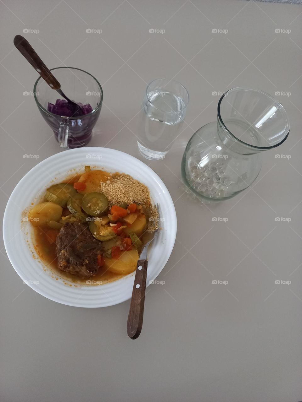 Prato com alimentos saudáveis  que nutrem nosso organismo sem pesar no estômago.