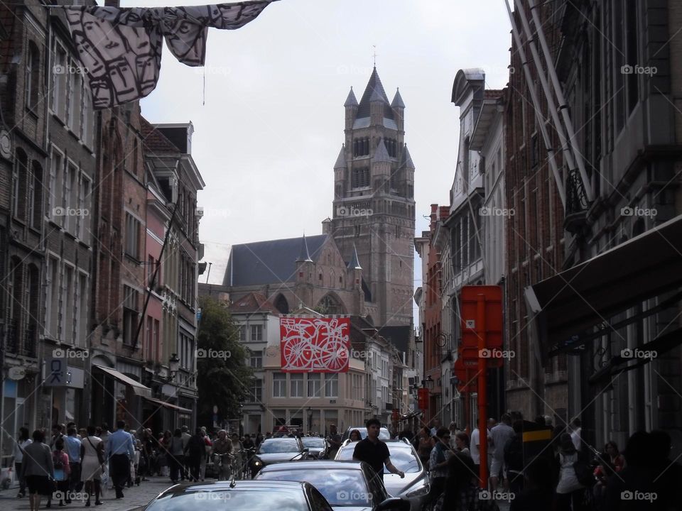 Banderas colgantes calle en Brujas Bélgica