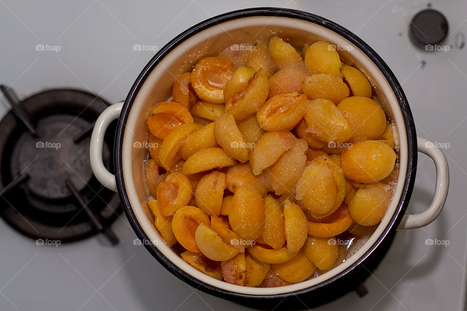 cooking apricot jam