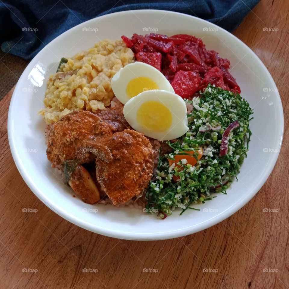 Sri Lankan rice and curry dish .