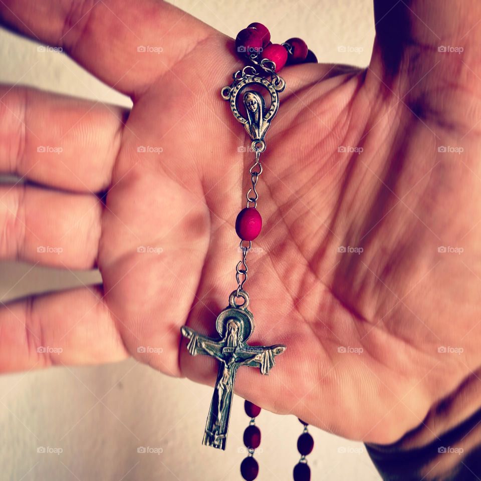 🇧🇷Já fez a sua prece hoje? Reze o Terço: ele nos ajuda a estar em harmonia c/ Deus, c’o próximo e consigo mesmo. /🇺🇸 Have you said your prayer today?  Pray the Holy Rosary: ​​it helps us to be in harmony with God, with our neighbor and with ourselves.