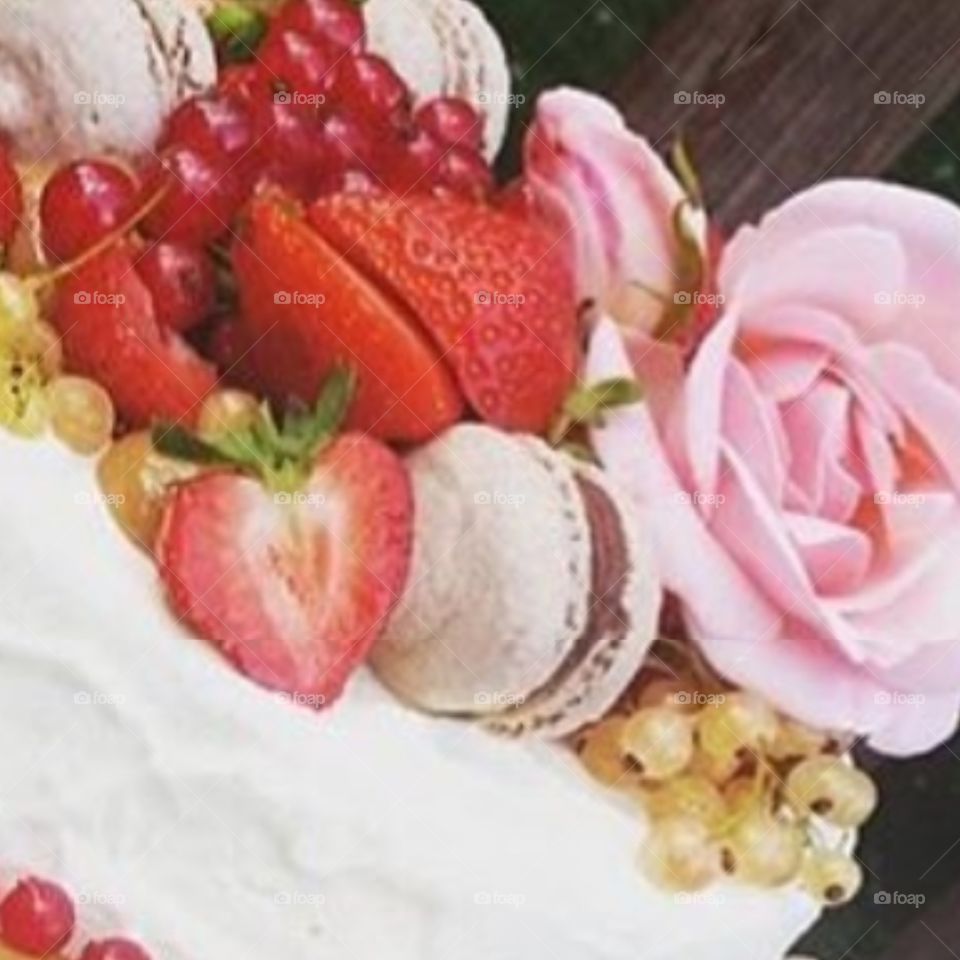 God tårta vacker trädgårdsrosor till dekoration bär strawberry jordgubbar mogna goda röda vinbär nybakade kakor gula vinbär