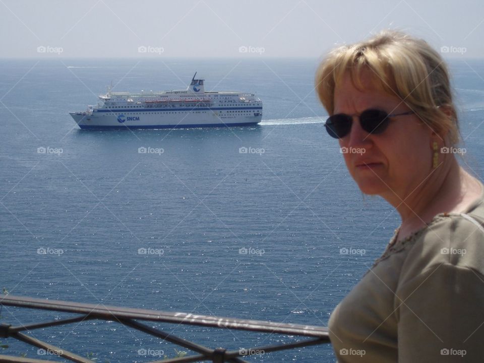 A ship is entering the harbor of Nice